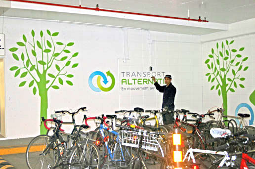 Richard Ancheta painting - Transport Alternatif - En mouvement autrement! - graphics, logo and logotype mural painting - Montreal.