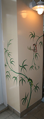 Column accent painting decoration with frogs and bamboo by Richard Ancheta - Montreal.