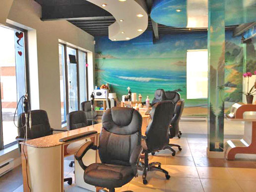 Reception area and ongles treatment with the seascape mural painting background.